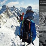 Während Daniel Arnold und Stephan Siegrist zusammen mit einem zweiten Kamerateam über den Gipfelgrat klettern, machen es sich die User mit dem Tablet zu Hause auf dem Sofa bequem, sind aber hautnah dabei: Gerade im Video-Modus hören sie die Schritte im knirschenden Firn, den pfeifenden Wind auf dem Gipfel und die kurzen Wortwechsel und Kommandos.