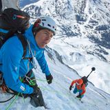 Die Alpinisten bei den Foto- und Filmaufnahmen für die 360°-Dokumentation in der Eiger-Nordwand: links Dani Arnold, weiter unten steigt Stephan Siegrist mit dem auf einer Stange befestigten Kamerawürfel nach.