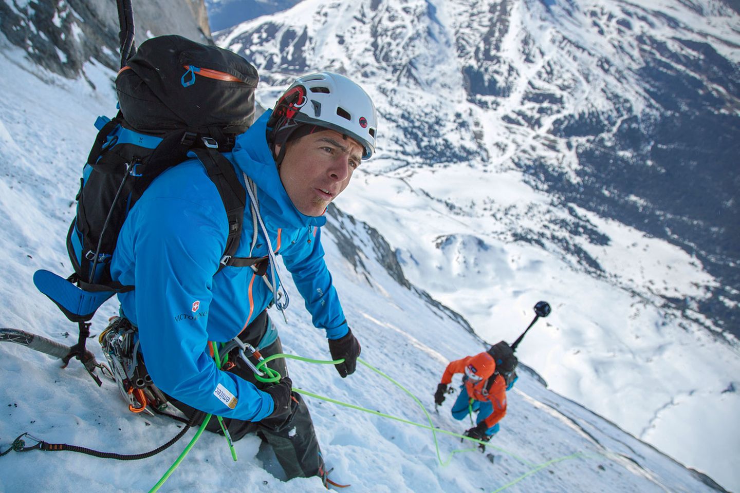 Die Alpinisten bei den Foto- und Filmaufnahmen für die 360°-Dokumentation in der Eiger-Nordwand: links Dani Arnold, weiter unten steigt Stephan Siegrist mit dem auf einer Stange befestigten Kamerawürfel nach.