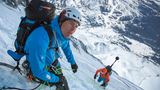 Die Alpinisten bei den Foto- und Filmaufnahmen für die 360°-Dokumentation in der Eiger-Nordwand: links Dani Arnold, weiter unten steigt Stephan Siegrist mit dem auf einer Stange befestigten Kamerawürfel nach.