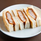 Japan - Katsu-Sando oder Tonkatsu-Sandwich Bei diesem japanischen Sandwich handelt es sich eigentlich nur um Schweineschnitzel im Toast. Die Japaner lieben dieses Sandwich genauso wie ihr Sushi. Paniert wird das Schweinefleisch meist mit Panko, das aus Weißbrot ohne Kruste hergestellt wird und besonders knusprig ist. Im Tonkatsu-Sandwich sind häufig auch Weißkohl-Streifen und Sojasauce zu finden.