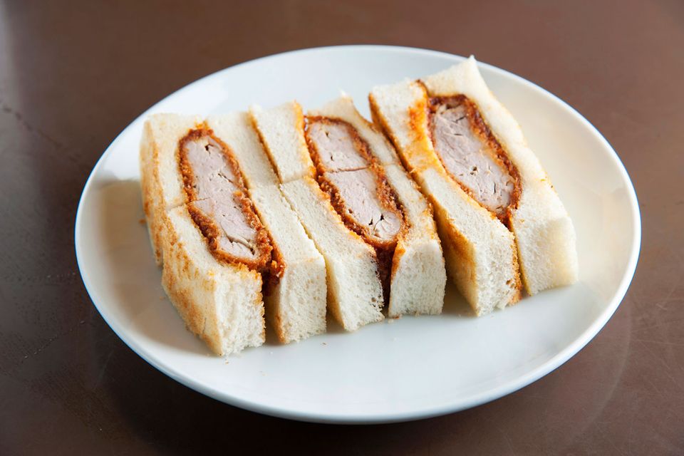 Japan - Katsu-Sando oder Tonkatsu-Sandwich Bei diesem japanischen Sandwich handelt es sich eigentlich nur um Schweineschnitzel im Toast. Die Japaner lieben dieses Sandwich genauso wie ihr Sushi. Paniert wird das Schweinefleisch meist mit Panko, das aus Weißbrot ohne Kruste hergestellt wird und besonders knusprig ist. Im Tonkatsu-Sandwich sind häufig auch Weißkohl-Streifen und Sojasauce zu finden.