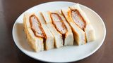 Japan - Katsu-Sando oder Tonkatsu-Sandwich Bei diesem japanischen Sandwich handelt es sich eigentlich nur um Schweineschnitzel im Toast. Die Japaner lieben dieses Sandwich genauso wie ihr Sushi. Paniert wird das Schweinefleisch meist mit Panko, das aus Weißbrot ohne Kruste hergestellt wird und besonders knusprig ist. Im Tonkatsu-Sandwich sind häufig auch Weißkohl-Streifen und Sojasauce zu finden.