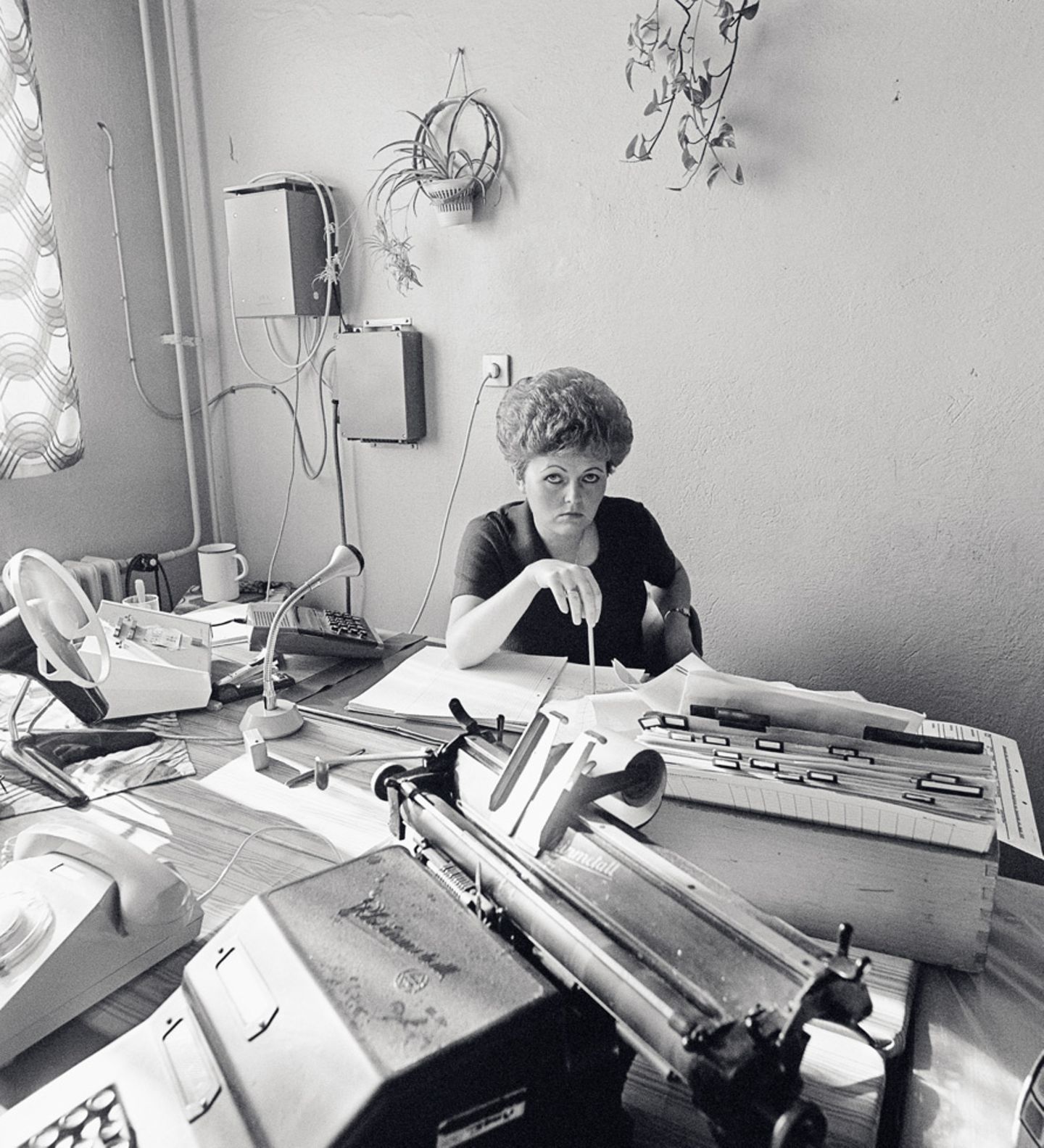 Das Berufsleben besaß großes Gewicht im Arbeiter- und Bauern-Staat. 1981 hat Burchert eine Dispatcherin im VEB Getreidewirtschaft in Angermünde abgelichtet.