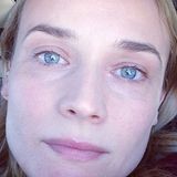 "Ich weiß nicht, wieso ich manchmal immer noch wie ein Teenager aussehe," schreibt Hollywoodstar Diane Kruger zu diesem Selfie. Sogar ganz ohne Make-up sieht die 38-Jährige beneidenswert jung aus.