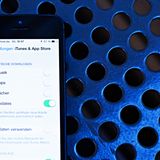 Trick 9: Automatische Updates ausschalten  Die eigenen Apps immer auf dem neuesten Stand zu haben, ist zwar praktisch, kostet aber auch Akku. Die ständige Suche nach Updates sowie der Download im Hintergrund verbrauchen wertvolle Ressourcen. Wollen Sie Ihre Apps lieber von Hand aktualisieren, öffnen Sie zunächst in den Einstellungen den Punkt "iTunes & App Store". Dort finden Sie aufgelistet, welche Downloads Ihr Gerät im Hintergrund lädt. Schalten Sie alle ab, sparen Sie am meisten Laufzeit ein.