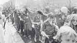 Diese jungen Menschen suchen während des Nationalen Jugendfestivals in Berlin 1979 Abkühlung.