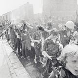 Diese jungen Menschen suchen während des Nationalen Jugendfestivals in Berlin 1979 Abkühlung.