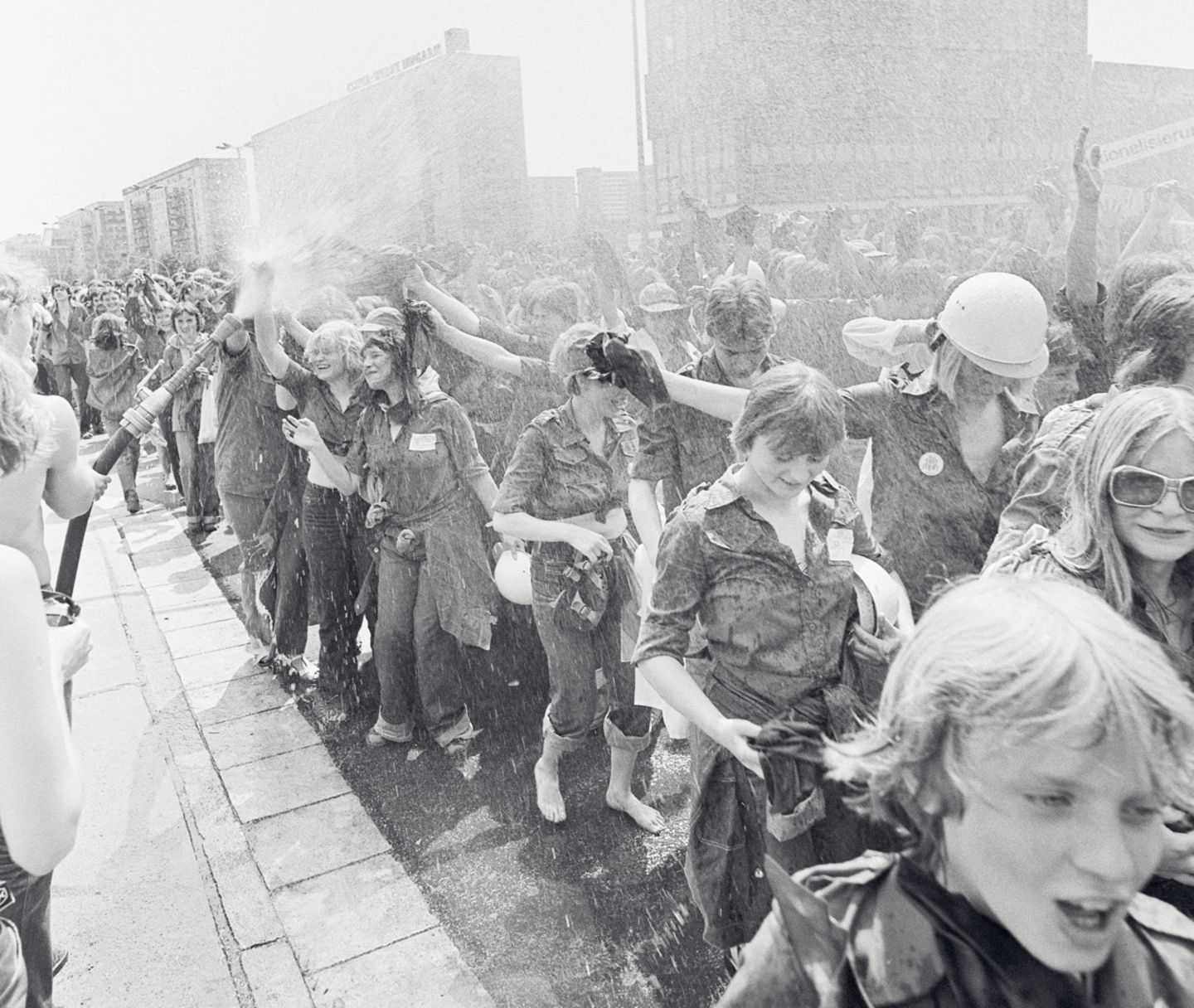 Diese jungen Menschen suchen während des Nationalen Jugendfestivals in Berlin 1979 Abkühlung.