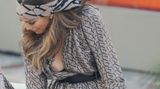 Die Sommerspecials bei "Wetten, dass ..?" sind eh immer für einen Eklat gut. Im Juni 2011 gastierte Sängerin Jennifer Lopez in der Stierkampfarena auf Mallorca in einem luftigen Kleid. Doch leider machte ihr der Sommerwind einen Strich durch die Rechnung - und legte ihre blanke Brust frei. Im prüden Amerika wäre sie damit vermutlich erledigt gewesen, doch auch im deutschen Fernsehen erregte sie Aufsehen.
