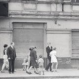 Wenig glamourös erscheint diese Hochzeit am Prenzlauer Berg aus dem Jahr 1970. Der heute stark gentrifizierte Berliner Stadtteil war damals ziemlich heruntergekommen.