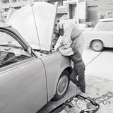 Und auch in diesem Punkt unterschieden sich deutsche Männer in Ost und West kaum: Papi schraubt gerne am Auto rum. Das Foto entstand 1987 in Berlin-Marzahn.