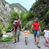 Tirol, Österreich: Durch die Kundler Klamm In der Nähe von Kufstein hat sich die Wildschönauer Ache durch das mehr als 200 Millionen Jahre alte Dolomitgestein gefräst. Durch die tiefe Schlucht des Flusses verläuft vom Ort Mühltal (mit Bummelzughalt) ein breiter und drei Kilometer langer Wanderweg leicht abfallend in der Wildschönau nach Kundl. Auch Kinderwagen sind hier kein Problem. Gehzeit: eine Stunde.  Infos: www.alpbachtal.at