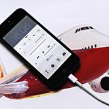 Trick 8: Im Flugmodus laden  Auch das Laden des iPhones geht im Flugmodus einige Minuten schneller, als wenn das iPhone ständig aktiv ist. Wollen Sie das iPhone also möglichst schnell betanken und rechnen nicht mit wichtigen Anrufen oder Nachrichten, schalten Sie ruhig den Flugmodus ein.