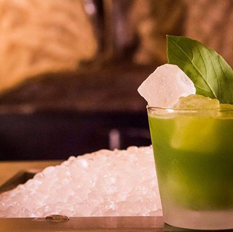 Sattes grün, grasige Frische: der Gin Basil Smash