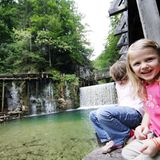 Niederösterreich, Österreich: Auf dem Holzweg Im wilden Mostviertel Niederösterreichs befindet sich die letzte funktionsfähige Holztriftanlage Mitteleuropas. An den Ufern der Ybbs lernt man über Schautafeln beim Wandern, wie hier einst die Wassermassen schwere Baumstämme zu Tal beförderten. Am Weg liegen auch Fischteiche, die Großegger Mühle mit Schaumahlvorführungen. Reine Gehzeit: eine Stunde.  Infos: www.goestling-hochkar.at