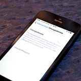 Trick 11: Ortungsdienste einsparen  Einer der größten Stromfresser ist die Ortungsfunktion. Zwar benötigt man sie gelegentlich, etwa zur Navigation. Die meiste Zeit frisst sie allerdings in erster Linie unnötig Strom. Schalten Sie sie daher lieber nur bei Bedarf ein. Die entsprechende Option finden Sie in den Einstellungen unter "Datenschutz" und "Ortungsdienste". Hier können Sie bestimmen, welche Apps Sie orten dürfen - oder die Ortung ganz abstellen.