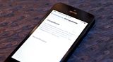 Trick 11: Ortungsdienste einsparen  Einer der größten Stromfresser ist die Ortungsfunktion. Zwar benötigt man sie gelegentlich, etwa zur Navigation. Die meiste Zeit frisst sie allerdings in erster Linie unnötig Strom. Schalten Sie sie daher lieber nur bei Bedarf ein. Die entsprechende Option finden Sie in den Einstellungen unter "Datenschutz" und "Ortungsdienste". Hier können Sie bestimmen, welche Apps Sie orten dürfen - oder die Ortung ganz abstellen.