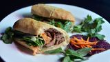 Vietnam - Bánh-mì-Sandwich Das Bánh mì ist ein sehr beliebtes Sandwich - auf der ganzen Welt. Es ist voller Aromen und wird meist mit Schweinefleisch, Gemüse, Koriander und Jalapeños gefüllt.