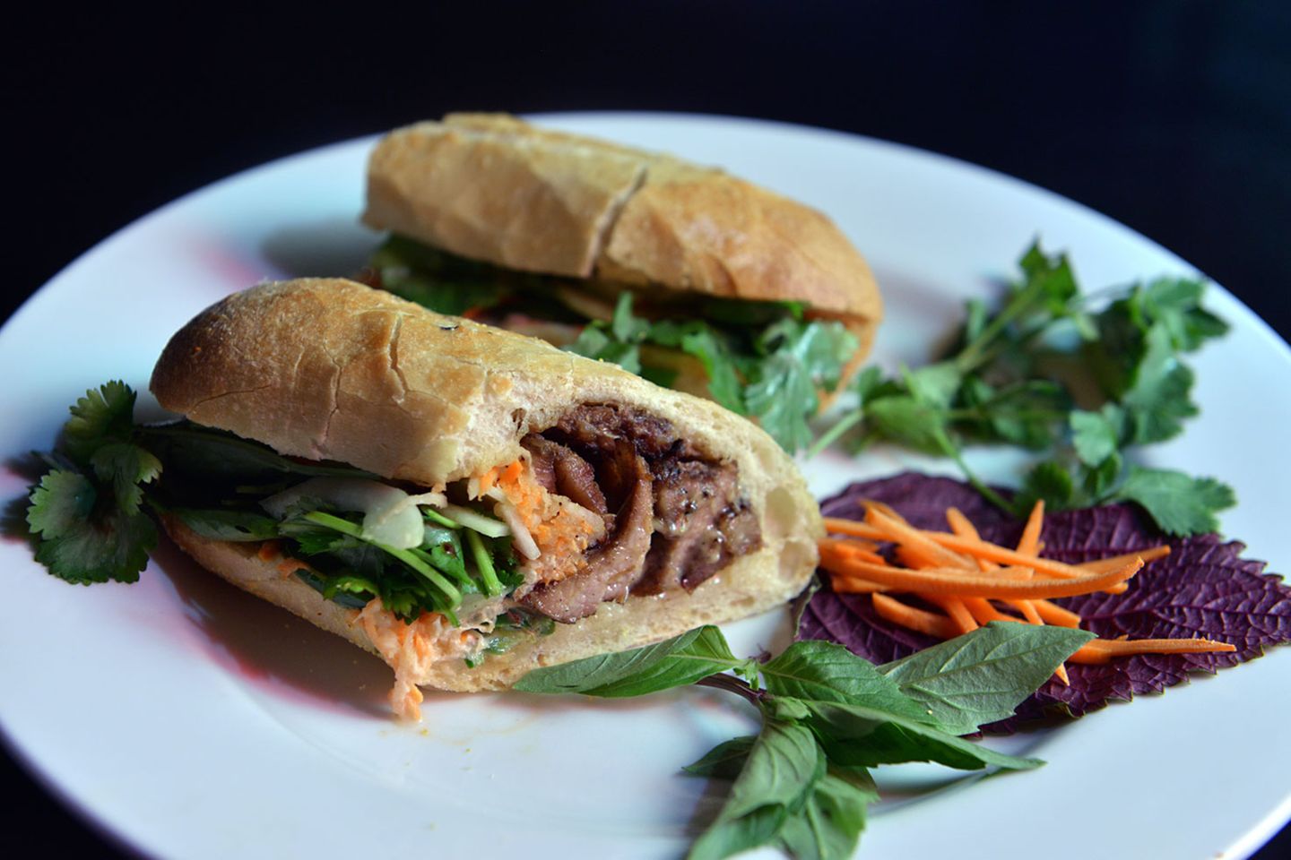 Vietnam - Bánh-mì-Sandwich Das Bánh mì ist ein sehr beliebtes Sandwich - auf der ganzen Welt. Es ist voller Aromen und wird meist mit Schweinefleisch, Gemüse, Koriander und Jalapeños gefüllt.