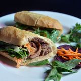 Vietnam - Bánh-mì-Sandwich Das Bánh mì ist ein sehr beliebtes Sandwich - auf der ganzen Welt. Es ist voller Aromen und wird meist mit Schweinefleisch, Gemüse, Koriander und Jalapeños gefüllt.