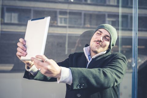 Spieglein, Spieglein... Männer sind die größeren Narzissten, wenn es um Ansprüche geht: Sie glauben, mehr verdient zu haben.