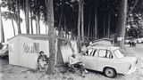 Auch in der DDR verbrachten viele Menschen ihren Urlaub gerne am Meer. 1982 fotografierte Ulrich Burchert einen Campingplatz in Ückeritz, Usedom.