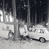 Auch in der DDR verbrachten viele Menschen ihren Urlaub gerne am Meer. 1982 fotografierte Ulrich Burchert einen Campingplatz in Ückeritz, Usedom.