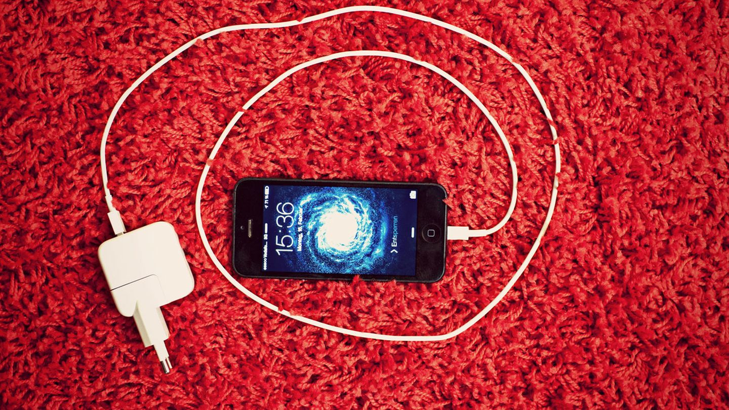 Längere Laufzeit: Trick 1: Schnelleres Laden Die meisten Apple-Fans besitzen mehr als ein Gerät aus Cupertino. Falls Sie also neben dem iPhone auch ein iPad Ihr Eigen nennen, gibt es eine besonders schnelle Lademethode: Nutzen Sie statt des iPhone-Netzteils das des iPads. Dank der höheren Stromstärke lädt das iPhone deutlich schneller. Uneingeschränkt ist das aber leider nicht zu empfehlen: Der Akku leidet auf Dauer und hält mit der Zeit kürzer durch. Trick 3: Schnelleres Laden Die meisten Apple-Fans besitzen mehr als ein Gerät aus Cupertino. Falls Sie also neben dem iPhone auch ein iPad Ihr Eigen nennen, gibt es eine besonders schnelle Lademethode: Nutzen Sie statt des iPhone-Netzteils das des iPads. Dank der höheren Stromstärke lädt das iPhone deutlich schneller. Die aktuelle Generation lässt sich mit einem Mac-Netzteil und passendem Adapter sogar noch schneller laden. Uneingeschränkt ist das aber leider nicht zu empfehlen: Der Akku leidet auf Dauer und hält mit der Zeit kürzer durch.