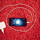 Trick 3: Schnelleres Laden  Die meisten Apple-Fans besitzen mehr als ein Gerät aus Cupertino. Falls Sie also neben dem iPhone auch ein iPad Ihr Eigen nennen, gibt es eine besonders schnelle Lademethode: Nutzen Sie statt des iPhone-Netzteils das des iPads. Dank der höheren Stromstärke lädt das iPhone deutlich schneller. Die aktuelle Generation lässt sich mit einem Mac-Netzteil und passendem Adapter sogar noch schneller laden. Uneingeschränkt ist das aber leider nicht zu empfehlen: Der Akku leidet auf Dauer und hält mit der Zeit kürzer durch.