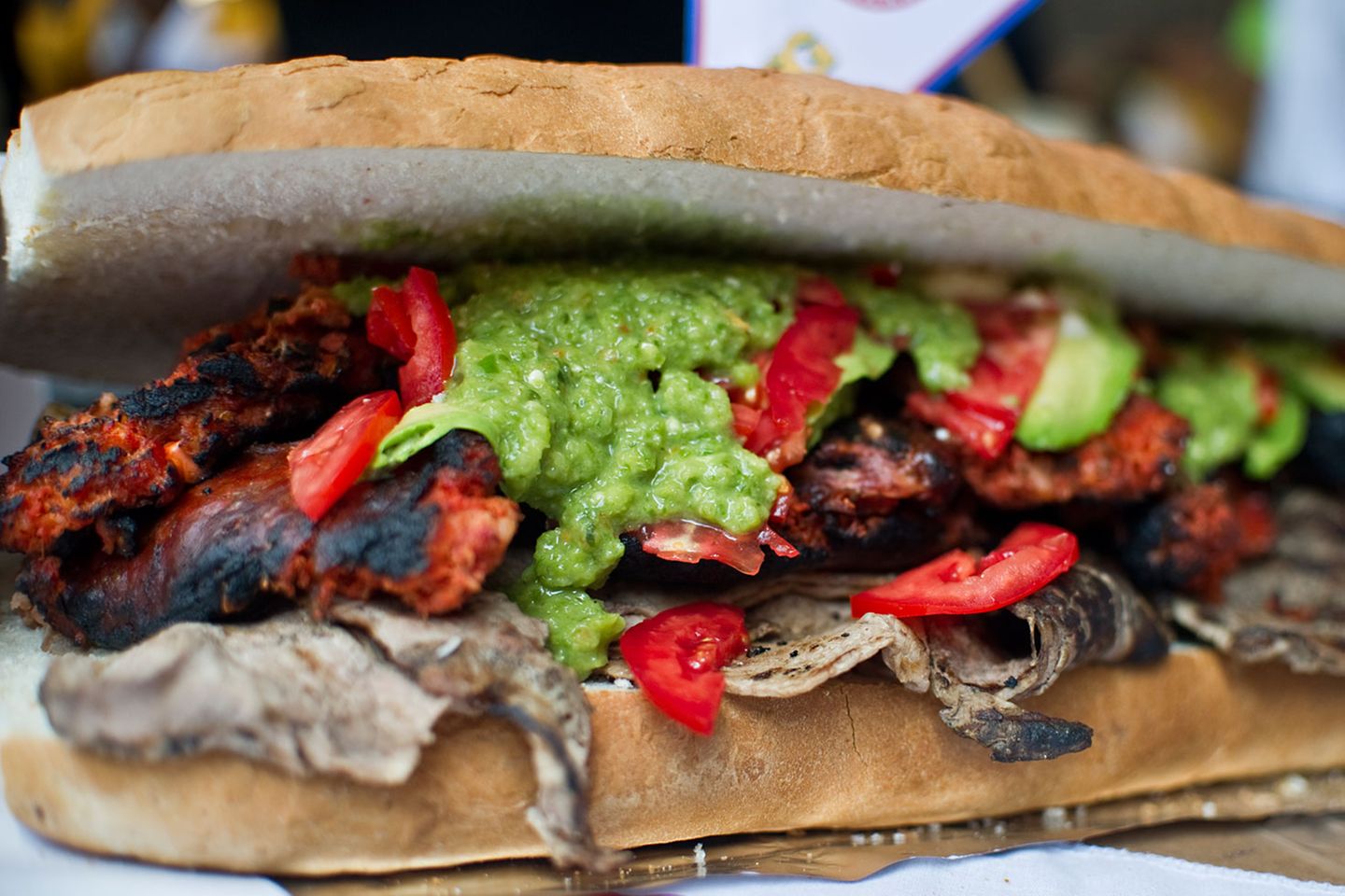 Mexiko - Cemita-Sandwich Das cemita ist typisch für die Region Puebla in Mexiko. Das Brot ähnelt einem Brioche-Brötchen, das meist mit Avocado, Fleisch, Käse, Zwiebeln, Kräutern und einer scharfen Chilisauce belegt ist. Das beliebteste Fleisch auf einem cemita ist eine Art Schnitzel vom Rind. Auf dem Foto zu sehen ist aber eine Variante, ein Sandwich mit Hühnchen, Rind, Käse, Avocado, mexikanischer Chilisauce, Putenschinken, Tomaten, Bohnen, Schinken, Garnelen, Oktopus und verschiedenen Käsesorten - ein eher aufwändigeres cemita. Aber bestimmt genauso lecker!