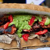 Mexiko - Cemita-Sandwich Das cemita ist typisch für die Region Puebla in Mexiko. Das Brot ähnelt einem Brioche-Brötchen, das meist mit Avocado, Fleisch, Käse, Zwiebeln, Kräutern und einer scharfen Chilisauce belegt ist. Das beliebteste Fleisch auf einem cemita ist eine Art Schnitzel vom Rind. Auf dem Foto zu sehen ist aber eine Variante, ein Sandwich mit Hühnchen, Rind, Käse, Avocado, mexikanischer Chilisauce, Putenschinken, Tomaten, Bohnen, Schinken, Garnelen, Oktopus und verschiedenen Käsesorten - ein eher aufwändigeres cemita. Aber bestimmt genauso lecker!