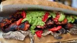 Mexiko - Cemita-Sandwich Das cemita ist typisch für die Region Puebla in Mexiko. Das Brot ähnelt einem Brioche-Brötchen, das meist mit Avocado, Fleisch, Käse, Zwiebeln, Kräutern und einer scharfen Chilisauce belegt ist. Das beliebteste Fleisch auf einem cemita ist eine Art Schnitzel vom Rind. Auf dem Foto zu sehen ist aber eine Variante, ein Sandwich mit Hühnchen, Rind, Käse, Avocado, mexikanischer Chilisauce, Putenschinken, Tomaten, Bohnen, Schinken, Garnelen, Oktopus und verschiedenen Käsesorten - ein eher aufwändigeres cemita. Aber bestimmt genauso lecker!