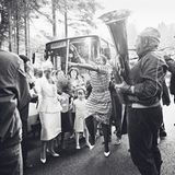 Ganz anders diese Hochzeit von Dikeledi Selepe und Mark Gwilli im Herbst 1988. Die beiden Südafrikaner haben in der DDR politisches Asyl gefunden. Dikeledi arbeitete als Schneiderin im Suhler Kombinat Hauswirtschaft, Mark als Landmaschinenschlosser. Zur Hochzeit kamen viele Freunde und Arbeitskollegen, aber auch Asylanten aus Namibia, Uganda und der südafrikanischen Befreiungsorganisation ANC, die gleichfalls ins Exil gehen mussten. Die Hochzeit richtete die evangelische Gemeinde des thüringischen Ortes Viernau aus.