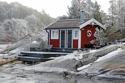 Skandinavische Urlaubsidylle: das einsam in der Natur gelegene Ferienhaus.