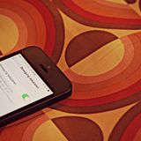 Trick 10: Feste Icons statt Parallax-Effekt  Der Parallax genannte Pseudo-3D-Effekt der iPhone-Oberfläche beeindruckt beim ersten Mal, saugt aber auch am Akku. Falls Sie auf die Bewegung der App-Icons verzichten können, wählen Sie unter den Einstellungen "Allgemein", "Bedienungshilfen" und "Bewegung reduzieren". Legen Sie den Schalter um, um den Parallax-Effekt abzuschalten. Auf älteren iPhones entlastet das zudem den Prozessor.