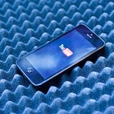 Trick 2: Musik- und Videostreams meiden  Obwohl das Display den Bären-Anteil des Stroms verbraucht, kann man den Akku auch leeren, während es ausgeschaltet ist - etwa indem man Musik hört. Noch schneller geht das aber, wenn man die Musik dann auch noch streamt, etwa bei Spotify. Dasselbe gilt natürlich auch für gestreamte Videos. Das ständige Nachladen aus dem Internet verbraucht deutlich mehr Energie als die reine Wiedergabe von gespeicherten Medien. Wer also regelmäßig Musik oder Filme aus dem Internet konsumiert, sollte sich überlegen, sie direkt auf dem Gerät zu speichern.