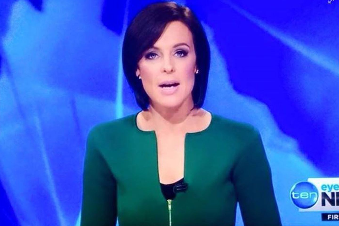 Natarsha Belling hatte sich für ihre Moderation der Nachrichten im australischen Fernsehen ein schickes smaragdgrünen Outfits angelegt. Was sie nicht ahnte: Sie erregte damit die Fantasien der Zuschauer. Denn bei genauem Hinsehen erinnert der Blazer-Ausschnitt an die Form eines Penis. Ein gefundenes Fressen für die spottsüchtige Netz-Gemeinde.