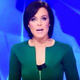 Natarsha Belling hatte sich für ihre Moderation der Nachrichten im australischen Fernsehen ein schickes smaragdgrünen Outfits angelegt. Was sie nicht ahnte: Sie erregte damit die Fantasien der Zuschauer. Denn bei genauem Hinsehen erinnert der Blazer-Ausschnitt an die Form eines Penis. Ein gefundenes Fressen für die spottsüchtige Netz-Gemeinde.