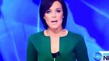 Natarsha Belling hatte sich für ihre Moderation der Nachrichten im australischen Fernsehen ein schickes smaragdgrünen Outfits angelegt. Was sie nicht ahnte: Sie erregte damit die Fantasien der Zuschauer. Denn bei genauem Hinsehen erinnert der Blazer-Ausschnitt an die Form eines Penis. Ein gefundenes Fressen für die spottsüchtige Netz-Gemeinde.