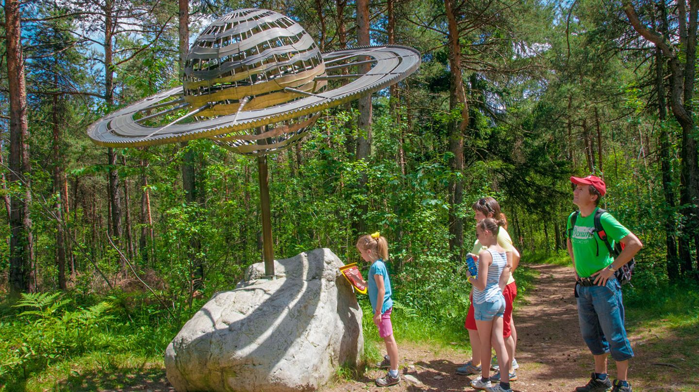 Tirol, Österreich: Reise durch das Sonnensystem Wandern kann auch bilden: zum Beispiel auf dem Planetenlehrpfad durch das Weltall, der an der Volksschule in Vomperbach kurz vor Innsbruck im Inntal beginnt. Der Themenweg durch den Föhrenwald im Karwendel eignet sich für Familien und führt von der Sonne zu allen Planeten unseres Sonnensystems, die an den einzelnen Stationen am Wegesrand erläutert werden. Die reine Wanderzeit nimmt eine Stunde in Anspruch, die Höhenunterschiede sind gering.  Infos: www.karwendel-urlaub.de