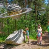 Tirol, Österreich: Reise durch das Sonnensystem Wandern kann auch bilden: zum Beispiel auf dem Planetenlehrpfad durch das Weltall, der an der Volksschule in Vomperbach kurz vor Innsbruck im Inntal beginnt. Der Themenweg durch den Föhrenwald im Karwendel eignet sich für Familien und führt von der Sonne zu allen Planeten unseres Sonnensystems, die an den einzelnen Stationen am Wegesrand erläutert werden. Die reine Wanderzeit nimmt eine Stunde in Anspruch, die Höhenunterschiede sind gering.  Infos: www.karwendel-urlaub.de