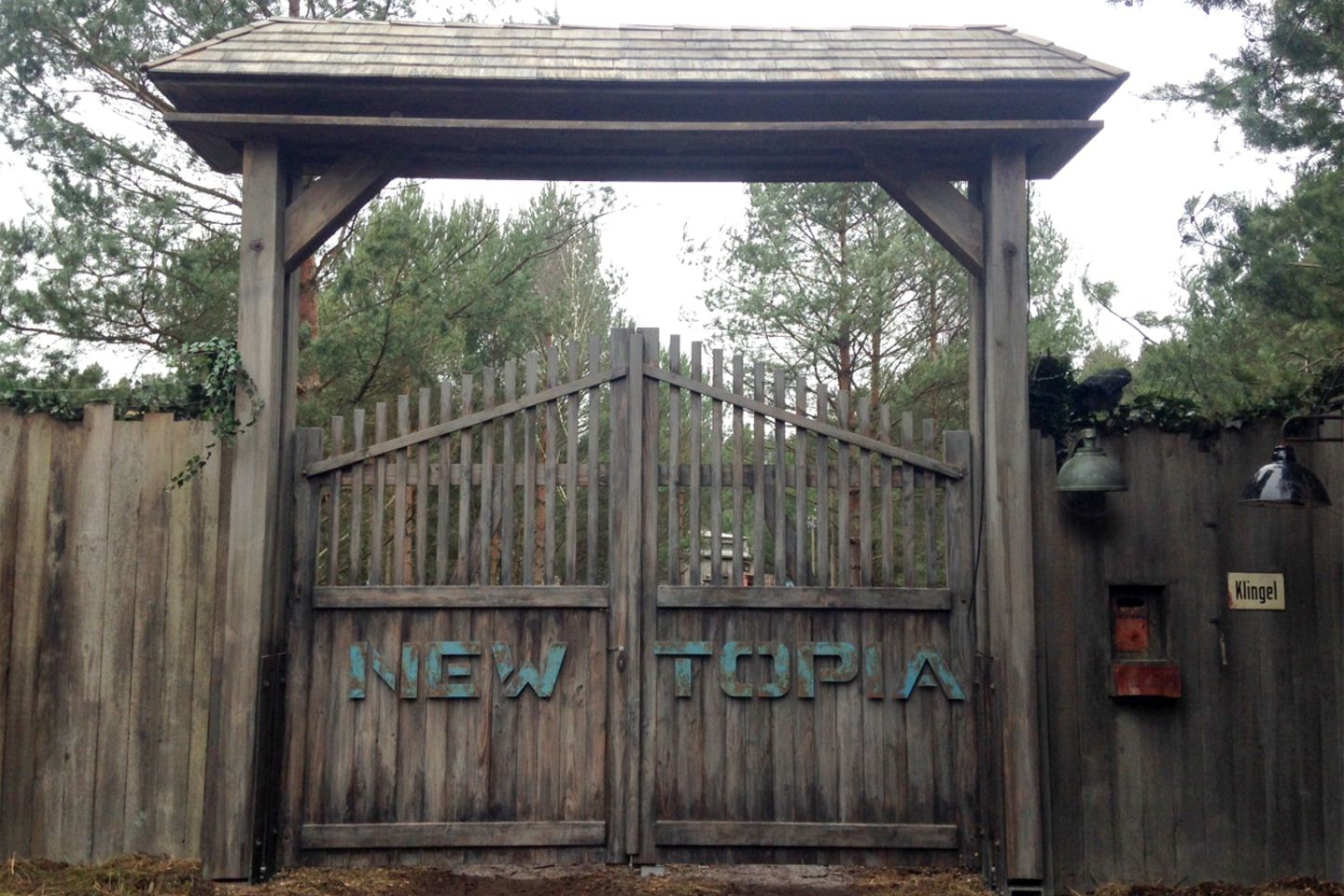 Das Eingangstor zu "Newtopia" in Zeesen, einem Ortsteil von Königs Wusterhausen (Brandenburg)