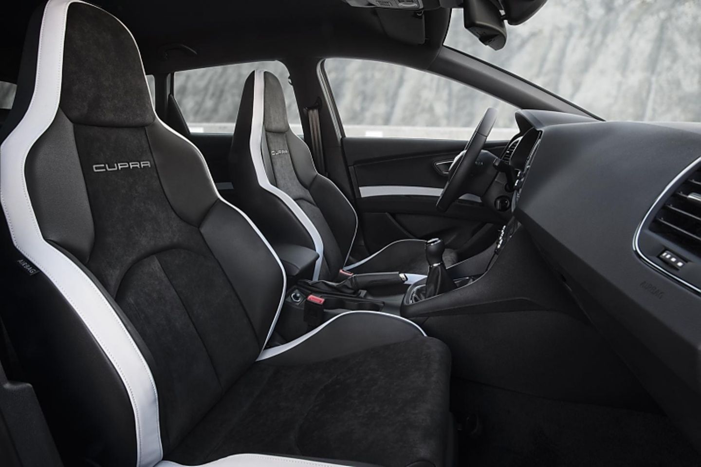 Auf Wunsch gibt es den Seat Leon ST Cupra auch mit Sport-Schalensitzen