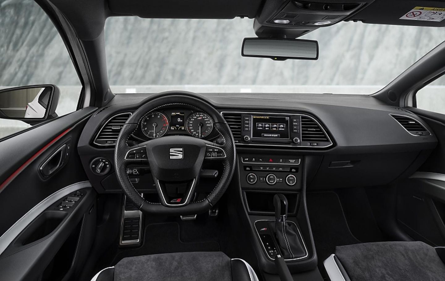 Das Cockpit des Seat Leon ST Cupra ist übersichtlich