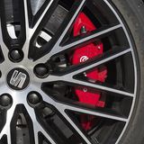 Markant rot lackierte Bremssättel beim Seat Leon ST Cupra