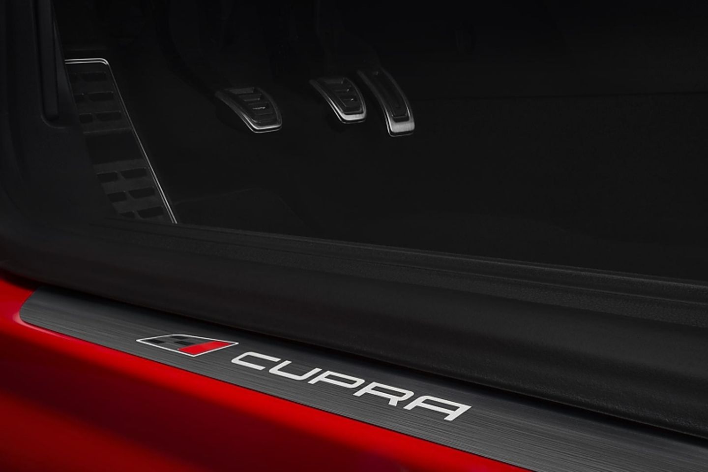 Das Cupra-Logo in der Einstiegsleiste des Seat Leon ST Cupra