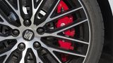 Markant rot lackierte Bremssättel beim Seat Leon ST Cupra