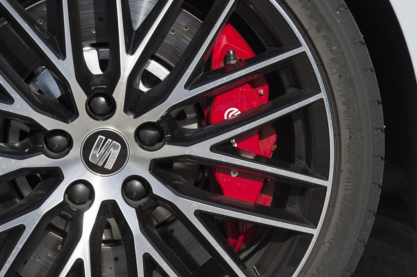 Markant rot lackierte Bremssättel beim Seat Leon ST Cupra