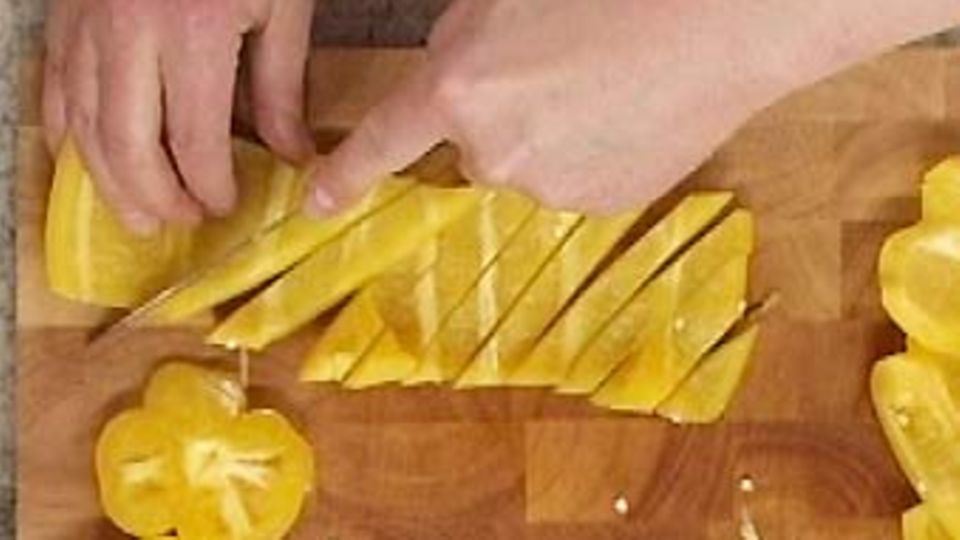 Kleine Kochschule: So schneiden Sie Paprika richtig Kleine Kochschule: So schneiden Sie Paprika richtig